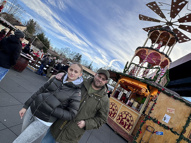 Karl Kollmann (hier mit Tochter Samina) vor der Weihnachtspyramide, an der es hier noch ein paar Tage bis zum 6.1.2023 winterliche Getränke gibt wie Glühwein & mehr 